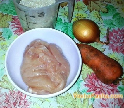 Каша рисова з м'ясом курки, морквою і цибулею
