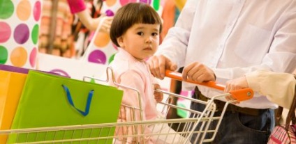 Дитина і покупки в магазині