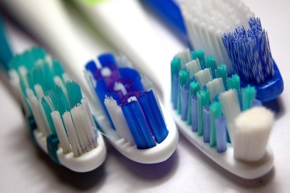 Як правильно вибрати зубну щітку група жіноче здоров'я