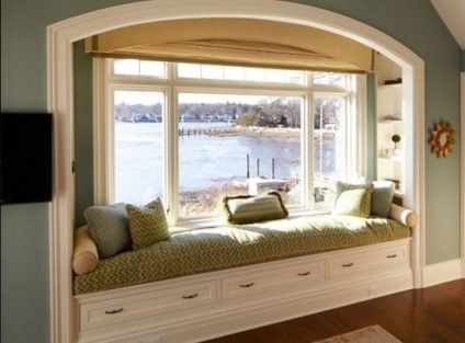 Інтер'єр і декор вікна у вітальні - фото та цікаві варіанти дизайну