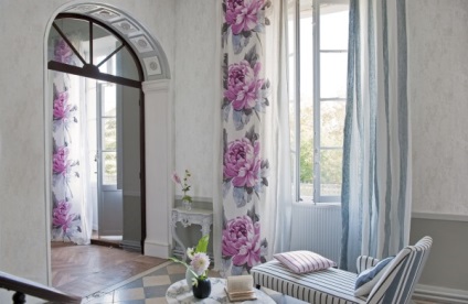 Інтер'єр і декор вікна у вітальні - фото та цікаві варіанти дизайну