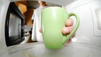 Як очистити мікрохвильову піч всередині від жиру в домашніх умовах
