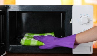 Як очистити мікрохвильову піч всередині від жиру в домашніх умовах