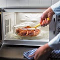 Яку посуд можна використовувати для розігріву страв в мікрохвильовці