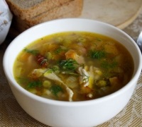 Ячмінний суп з копченостями, зеленим горошком і маринованими огірками фото рецепт приготування