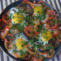 Яєчня з помідорами, баклажанами, перцем і цибулею (рецепт з фото)