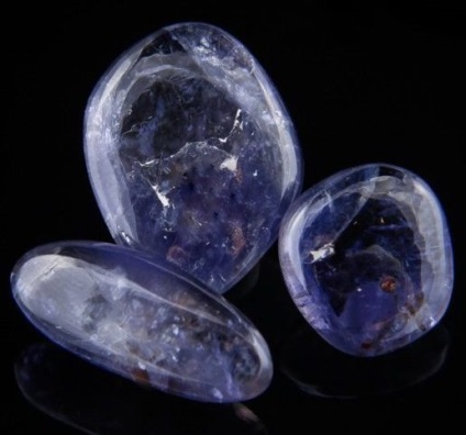 Камінь иолит або кордиерит, магічні і лікувальні властивості