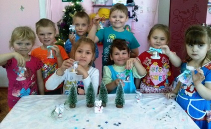 Спільний з дітьми новорічний майстер-клас «дзвіночок на ялинку з одноразових стаканчиків»