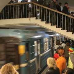 Москва, новини, в московському метро загинула жінка, стрибнувши на дах поїзда