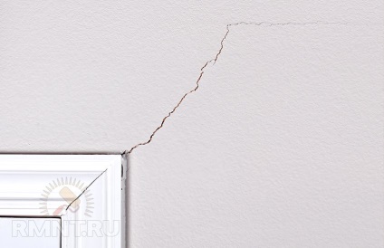 Причини появи тріщин в стінах будинку