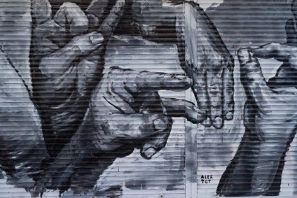 Вуличний художник намалював графіті для глухонімих на кіоску - Росдруку - в піонерському селищі