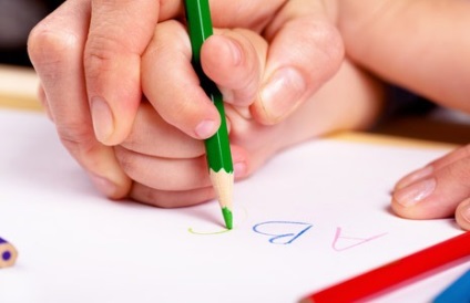 Як навчити дитину писати