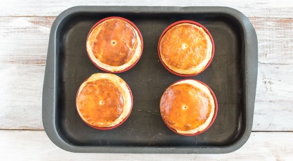 Порційні англійські пироги з курки в горщику, покроковий рецепт з фото
