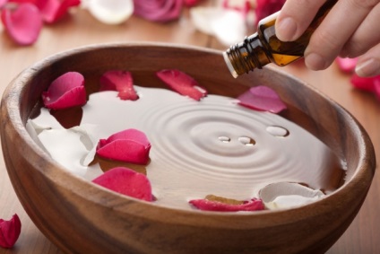 Рожеве масло властивості, користь і застосування масла троянди
