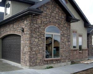 Штучний камінь - хороший варіант для облицювання будинку