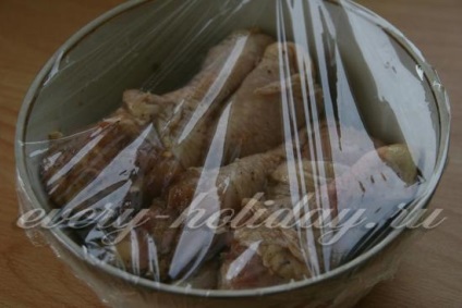 Курячі ніжки з часником і соєвим соусом, запечені в духовці