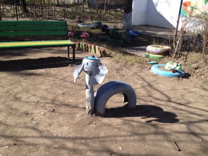 Пеньки з очима recycle art кишинівського дитячого садка