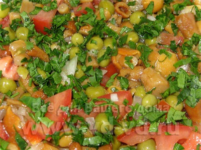 Фото рецепт салату з грибами, помідорами і горошком, все для вашого будинку