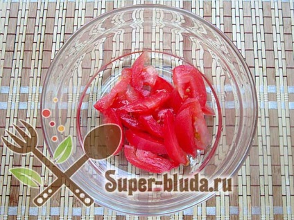 Класичний салат з куркою і помідорами рецепт, салат легкий святковий, рецепти на 8 березня