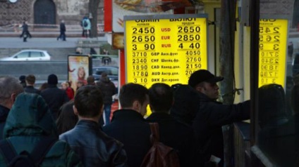 Чому українці змінюють готівкові долари на гривню