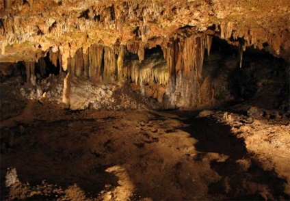 Карстові колодязі породи, форми, глибина, сталактитові печери, підземні колодязі