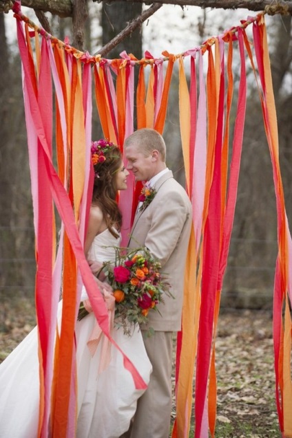 Ніжне і яскраве весільне оформлення з атласних стрічок