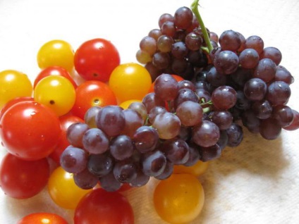 Помідори з виноградом