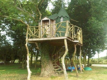 Безпечне місце для захоплюючих ігор облаштовуємо на дереві будиночок для дітей