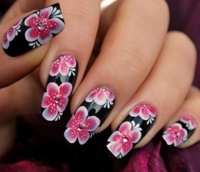 Квіти на нігтях - найпопулярніший візерунок