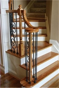 Дерев'яні сходи на другий поверх - деталь інтер'єру або конструкція для комфортного життя в будинку