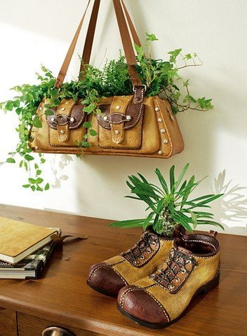 Кашпо і квіткові горщики з взуття, сумок та одягу