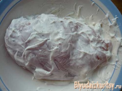 Куряча грудка для дітей маринована в сметані, приготована в пароварці - рецепт з фото