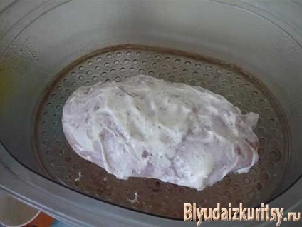 Куряча грудка для дітей маринована в сметані, приготована в пароварці - рецепт з фото