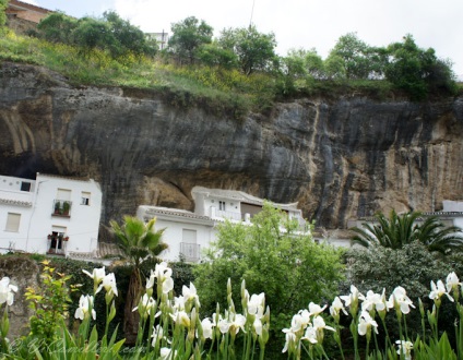 Сетеніль-де-лас-бодегас - місто, придавлений скелями