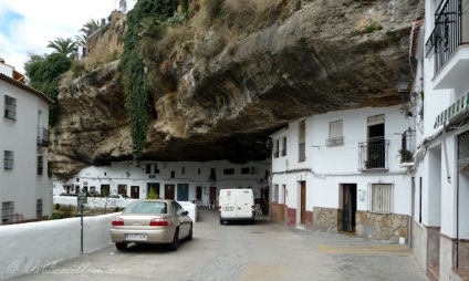 Сетеніль-де-лас-бодегас - місто, придавлений скелями