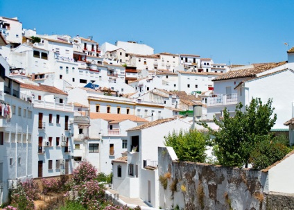 Сетеніль-де-лас-бодегас - місто з дахами з скель