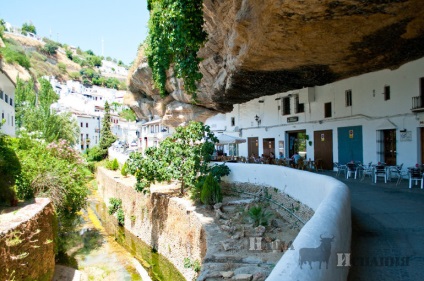 Сетеніль-де-лас-бодегас - місто з дахами з скель