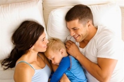 Сон в одному ліжку з дитиною як уникнути ризиків