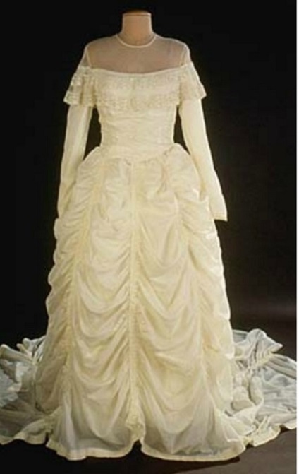 Зворушлива історія весільного плаття, яке стало чимось більшим, ніж просто наряд - саквояж