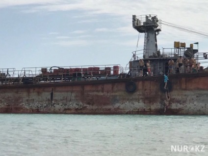 Вибухонебезпечний відпочинок жителі актау проводять своє дозвілля на покинутому танкері,