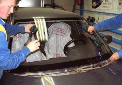 Заміна лобового скла автомобіля своїми руками або на сервісі
