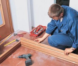 Cum se instalează ușile din lemn