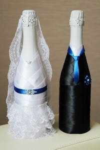 Декор пляшок шампанського на весілля від студії декору honey tree