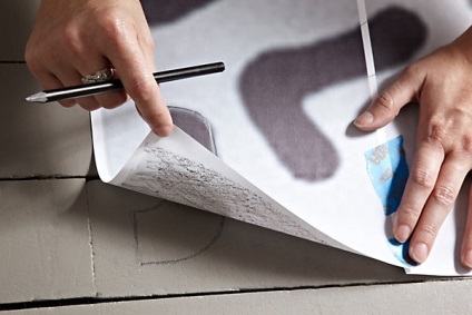 Як прикрасити підлогу за допомогою фарби, пензлі і наждачного паперу