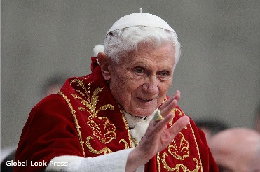 Папа римський відрікся від престолу чому Ватикан залишився без тата, офіційну заяву Бенедикта