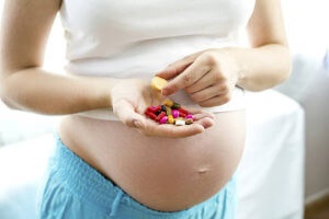 Чим лікувати горло вагітної ліки, антибіотики і народні засоби
