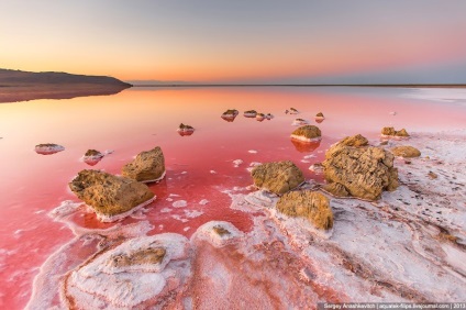 Кояшське озеро солоне озеро рожевого кольору в криму
