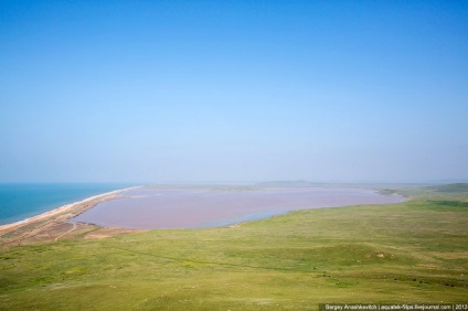 Кояшське озеро солоне озеро рожевого кольору в криму