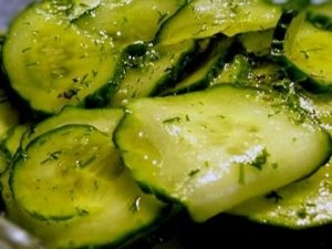Салат з переросли огірків на зиму, рецепти смачних салатів