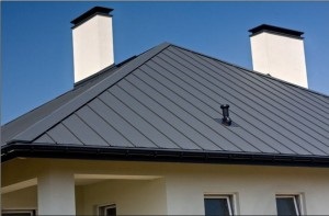 Монтаж металевого покриття даху із застосуванням фальцевого шва